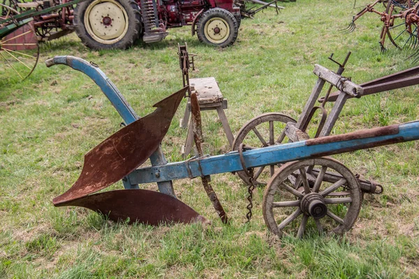 現場の古い錆びた車輪は — ストック写真