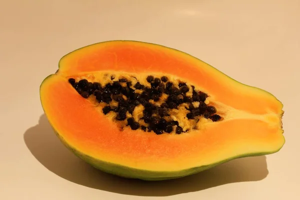 Cerrar Mitad Papaya Sobre Fondo Blanco — Foto de Stock