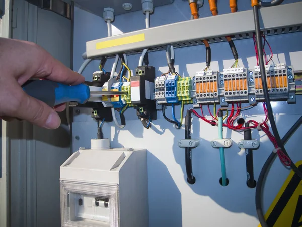 Manos Electricista Armario Interruptores Eléctricos — Foto de Stock