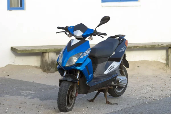 Zwarte Blauwe Scooter Buiten Geparkeerd Denemarken — Stockfoto