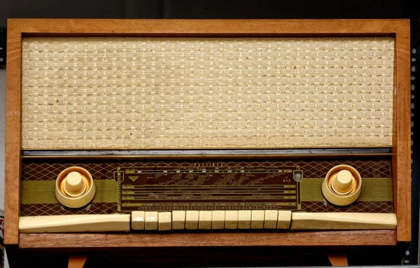 木製の床の上に古いレトロラジオ — ストック写真