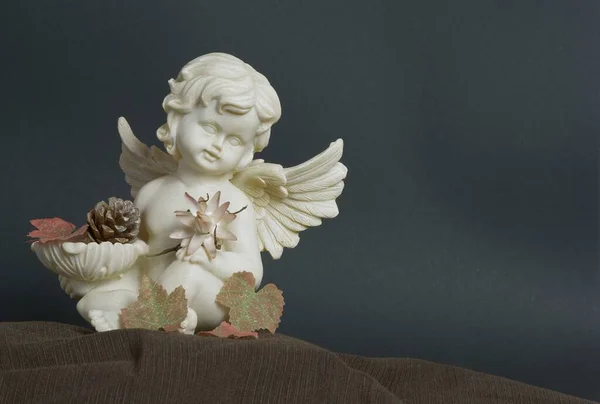 Фигура Ангела Сидит Коричневой Ткани Цветами Осенним Декором — стоковое фото