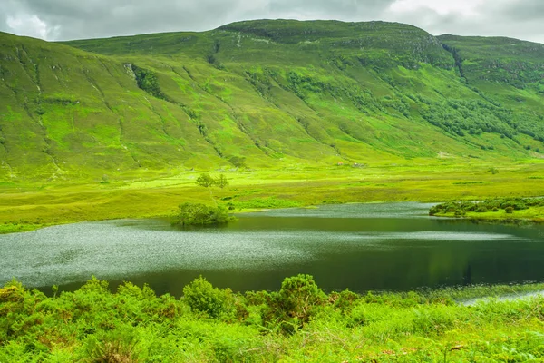 Přírodní Scenérie Jezera Skotské Vysočině — Stock fotografie