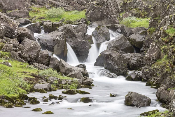 自然を背景にした美しい滝 — ストック写真