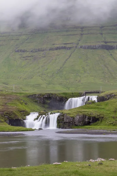 Schöner Wasserfall Auf Naturhintergrund — Stockfoto