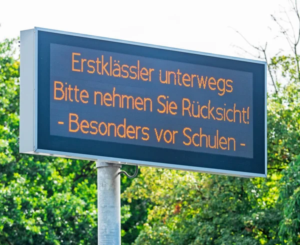 Schild Fordert Rücksicht Auf Erstklässler — Stockfoto