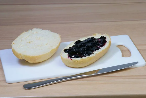 Ein Halbes Brötchen Mit Einer Rohen Und Eine Hälfte Mit — Stockfoto