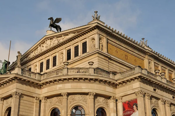 美因河畔法兰克福的Alte Oper Opernplatz是一座前歌剧院 现在被用作音乐会和活动场地 — 图库照片