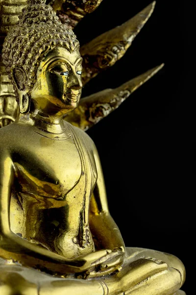 Buddhistische Figur Nahaufnahme Eines Religiösen Symbols Vor Schwarzem Hintergrund — Stockfoto