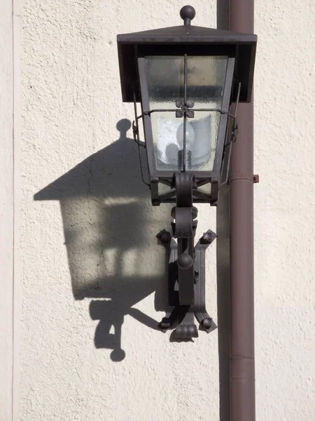 Részletes Kilátás Egy Vas Utcai Lámpa Egy Közeli Árnyék Ház — Stock Fotó
