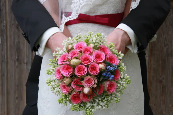 Los Recién Casados Sostienen Ramo Rosas Rosadas Lila Blanca Olviden —  Fotos de Stock