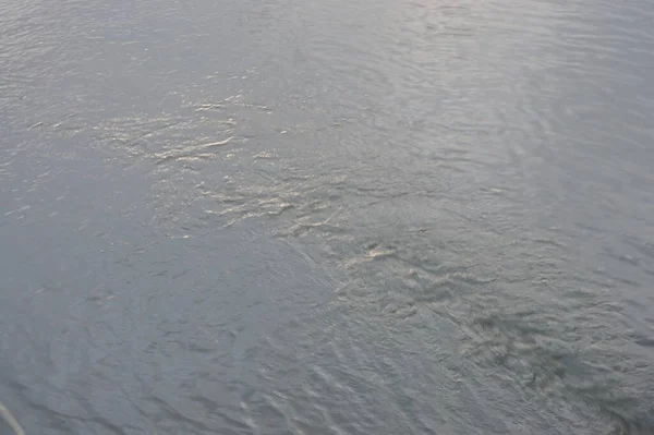 Wasseroberfläche Mit Wellen Und Spiegelungen — Stockfoto