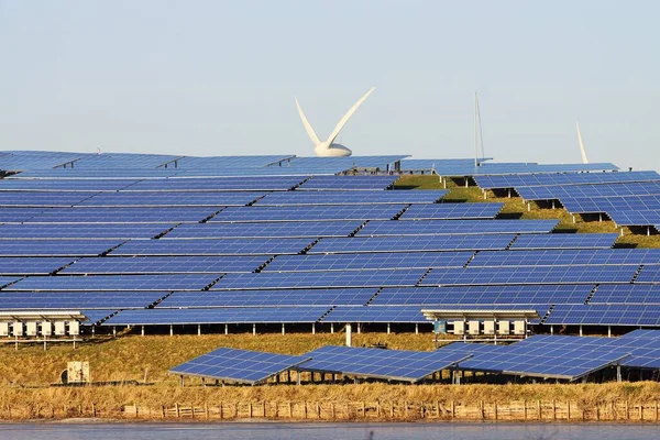 Große Solarzellenanlage — Stockfoto