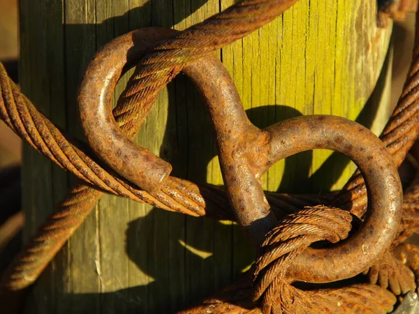 Alter Rostiger Anker Auf Dem Holztisch — Stockfoto