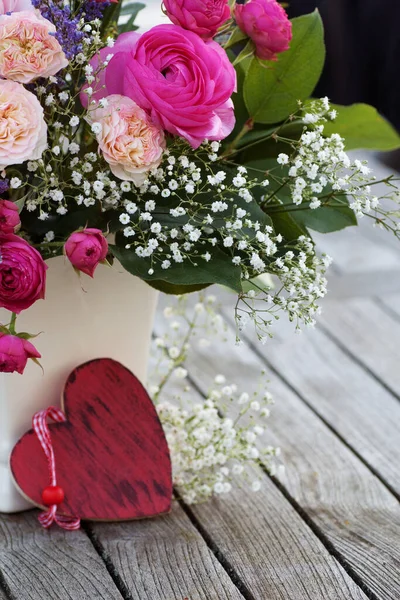 Romantyczny Bukiet Różowymi Różami Ogrodzie — Zdjęcie stockowe