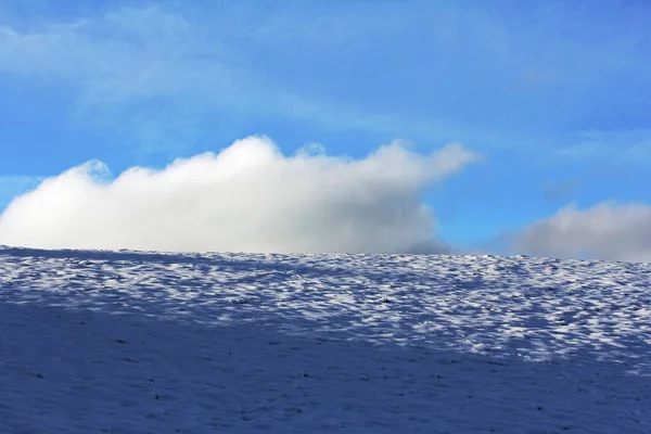 Céu Nuvens Acima Campo Ventoso — Fotografia de Stock