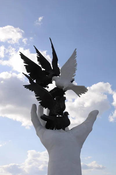 Monumento Paz Kusadasi Turquía Monumento Escultura Paz Paz Sordos Sordos —  Fotos de Stock