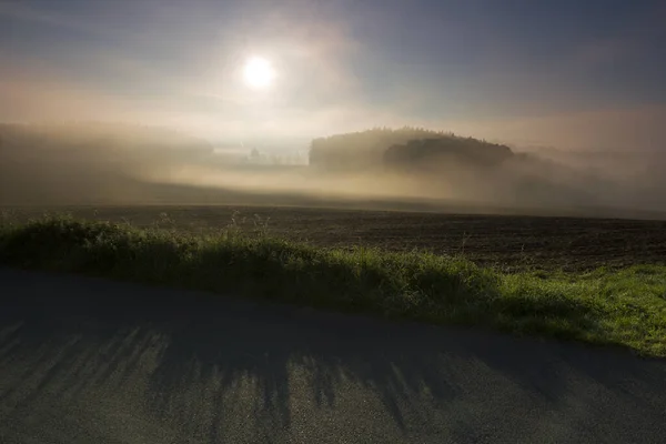 雾气弥漫 田野里的光线 太阳光 云彩覆盖风景 — 图库照片
