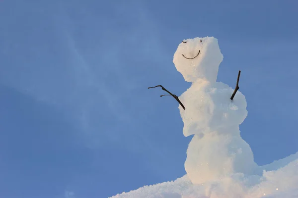 Mavi Gökyüzünün Önünde Dost Canlısı Küçük Kardan Adam — Stok fotoğraf