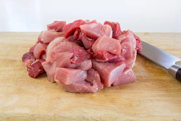 Goulash Una Tabla Madera Encuentra Junto Cuchillo Grande Cruda Carne — Foto de Stock