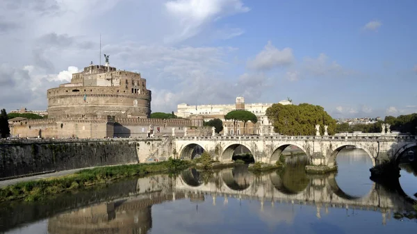 アンジェロ城ローマの橋とティバー川の上 — ストック写真
