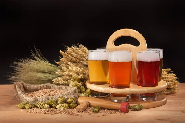 Portacervezas Vasos Cerveza Con Trigo Cebada Lúpulo Malta — Foto de Stock
