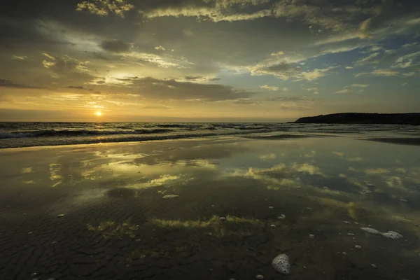 バルト海の夕方の光と長い露出で 太陽が海水中の枝や石を照射設定 — ストック写真