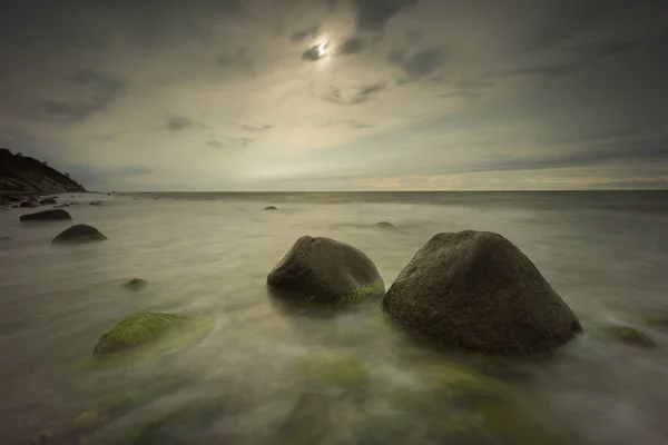 Mar Baltico Luce Serale Lunga Esposizione Tramonto Irradia Rami Pietre — Foto Stock