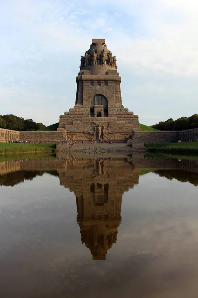 Monumento Alla Battaglia Delle Nazioni Con Riflessione Nella Sede Delle — Foto Stock