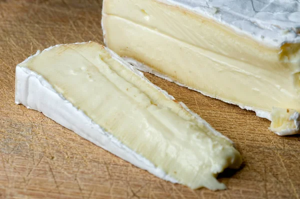 Сыр Деревянной Тарелке — стоковое фото