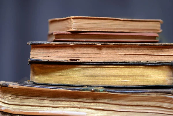 木桌上堆积成山的旧书 — 图库照片