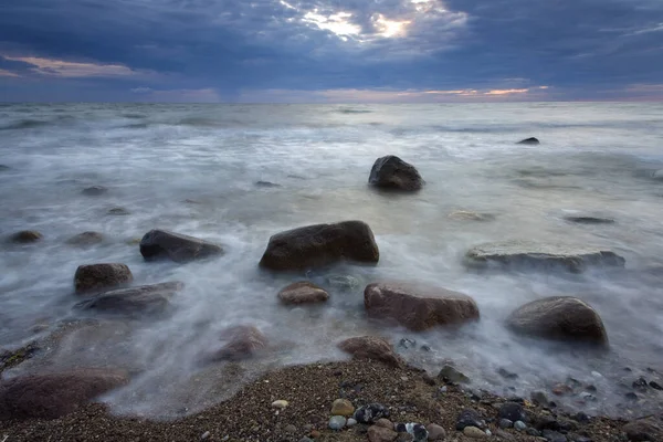 Mar Báltico Verano Con Sol Contraluz Nubes Oscuras Mar Báltico — Foto de Stock