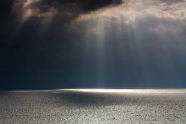 Mar Báltico Verano Con Sol Contraluz Nubes Oscuras Mar Báltico —  Fotos de Stock