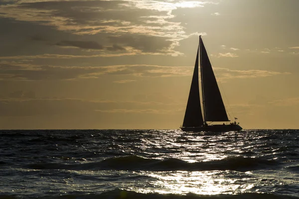 齐斯布特带着褐色帆 波罗的海带着背光和反光的阳光 — 图库照片