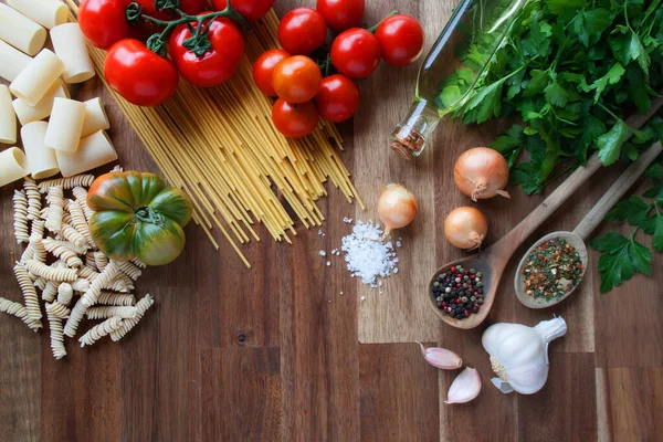 Bodegón Con Verduras Hierbas Especias Para Pasta Italiana —  Fotos de Stock