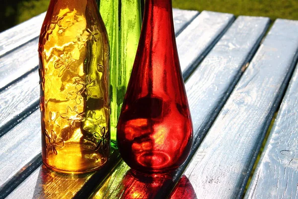 Botellas Colores Pie Sobre Una Mesa Jardín —  Fotos de Stock