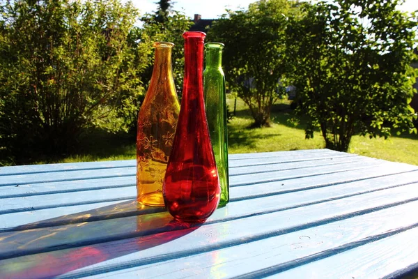 Botellas Colores Pie Sobre Una Mesa Jardín — Foto de Stock