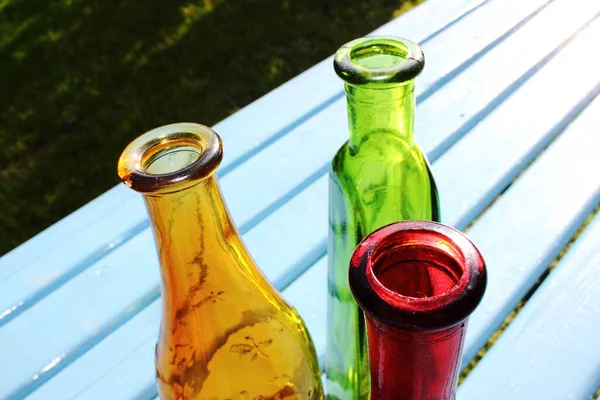 Botellas Colores Pie Sobre Una Mesa Jardín — Foto de Stock