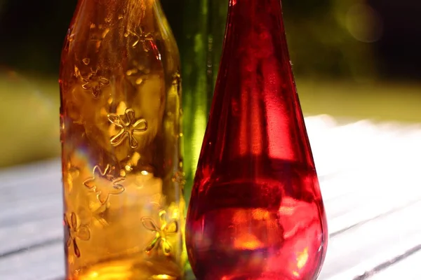 Botellas Colores Pie Sobre Una Mesa Jardín —  Fotos de Stock