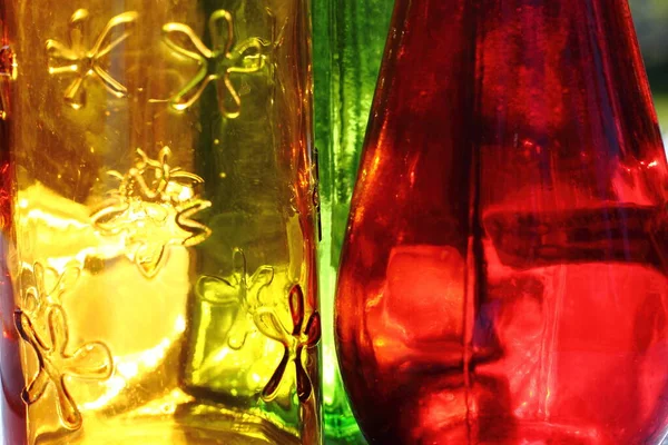 Красочные Бутылки Стоят Столе Саду — стоковое фото