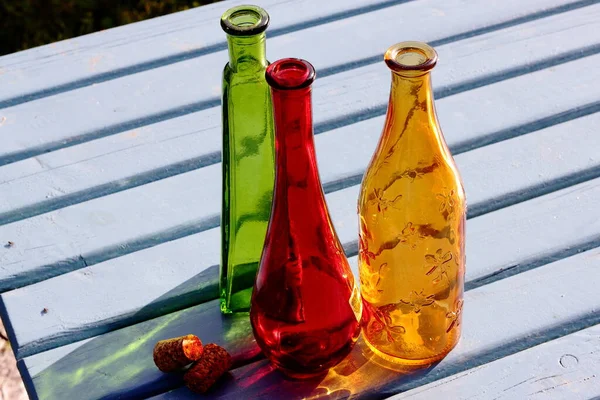 Kleurrijke Flessen Staan Een Tafel Tuin — Stockfoto