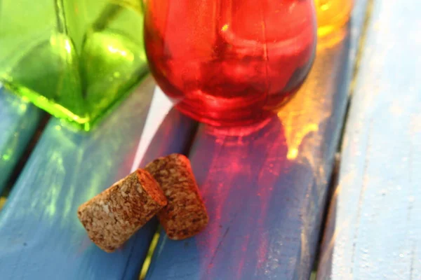Красочные Бутылки Стоят Столе Саду — стоковое фото