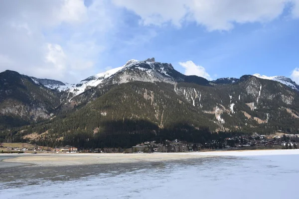 Achensee Jezioro Alpejskie Jezioro Górskie Zima Niska Woda Jezioro Górskie — Zdjęcie stockowe