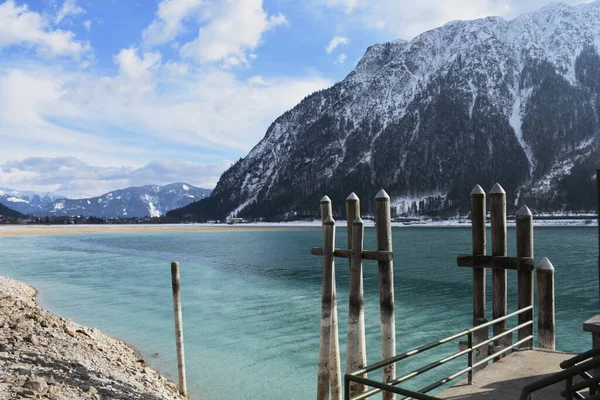 Achensee Vinter Lågvatten Berg Lake Jetty Shipping Shore Reeds — Stockfoto