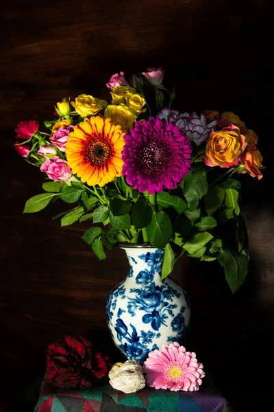 Bodegón Flores Con Concha — Foto de Stock