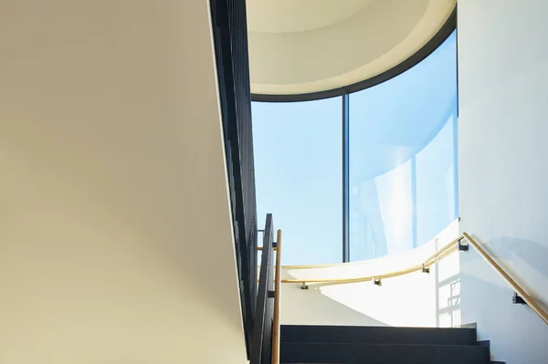 Лестница Лестнице Большими Окнами Голубым Небом Солнцем — стоковое фото