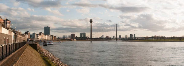 杜塞尔多夫的莱茵河边长廊 — 图库照片