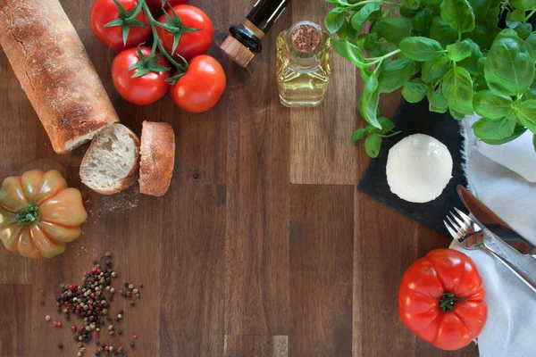 Ingredientes Frescos Para Mussarela Com Diferentes Tomates Ciabatta — Fotografia de Stock