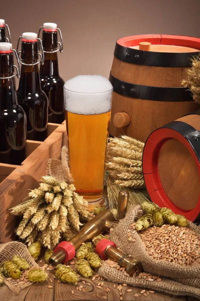 Viejo Portador Cerveza Con Vaso Cerveza Trigo Cebada Lúpulo Malta — Foto de Stock