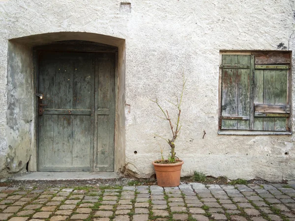 Vista Frontal Una Antigua Fachada Casa Con Una Puerta Persianas —  Fotos de Stock